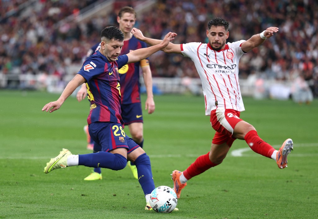 Barcelona claim La Liga lead with last minute win