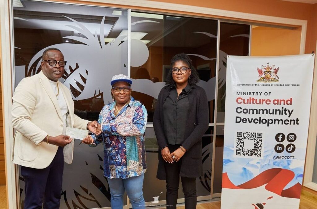 Ministry of Culture, TUCO present cheque to Lady Gypsy