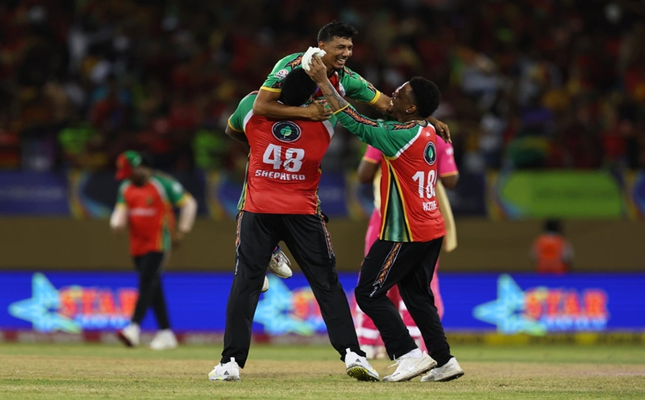 Warriors hammer Royals to secure top spot