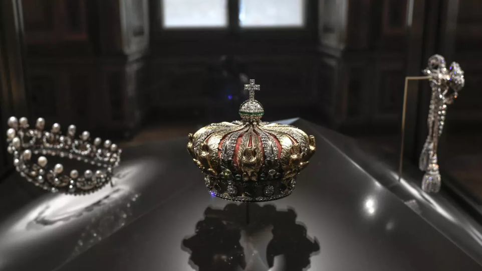 Robbers steal French crown jewels from Louvre in 7 minute heist
