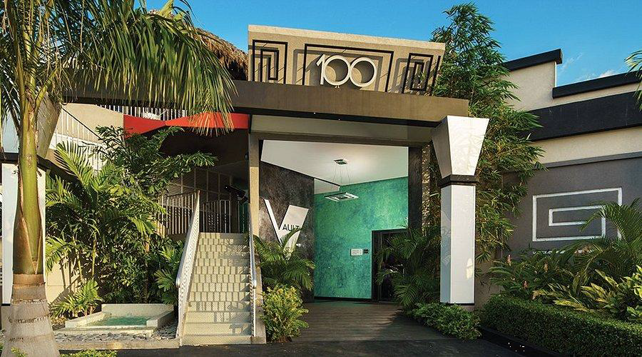 100 Restaurant & Gaming Lounge celebrates 10th anniversary