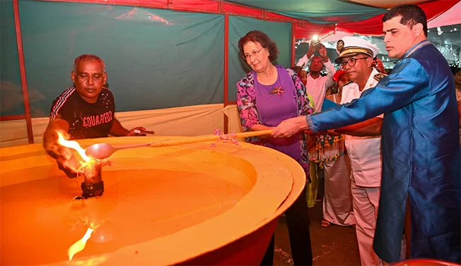 President roept op tot nationale verbondenheid bij Diváliviering in Saramacca