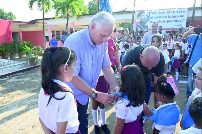 Scarves and furrows, for a better Cuba