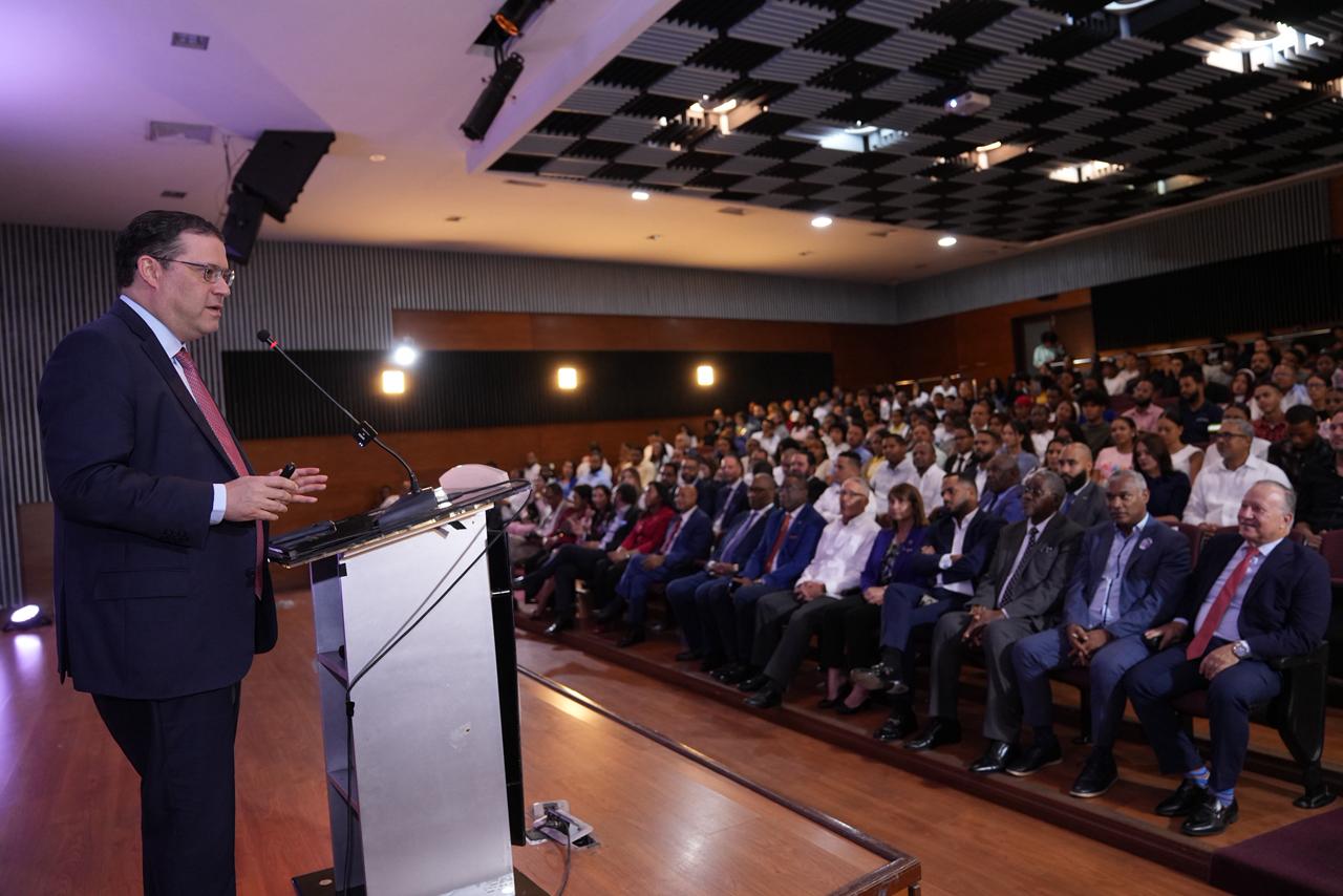 DR Customs chief declares logistics the nation’s ‘new economic axis’ in address to UASD students