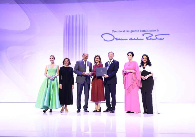 Raquel Peña presents Augusto Taveras with the 2025 Oscar de la Renta Emigrant Award