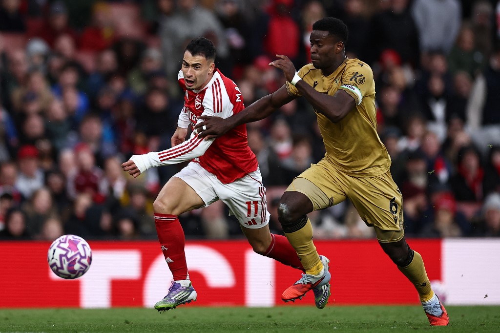 Arsenal extend Premier League lead as Man City lose at Villa