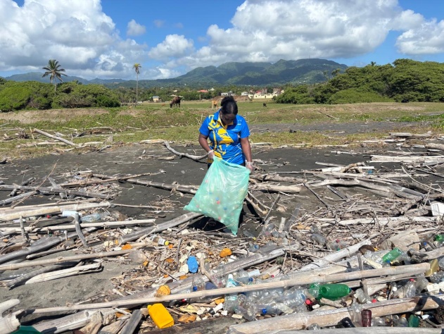 Volunteers in Simon collaborate on International Coastal Clean-Up Day