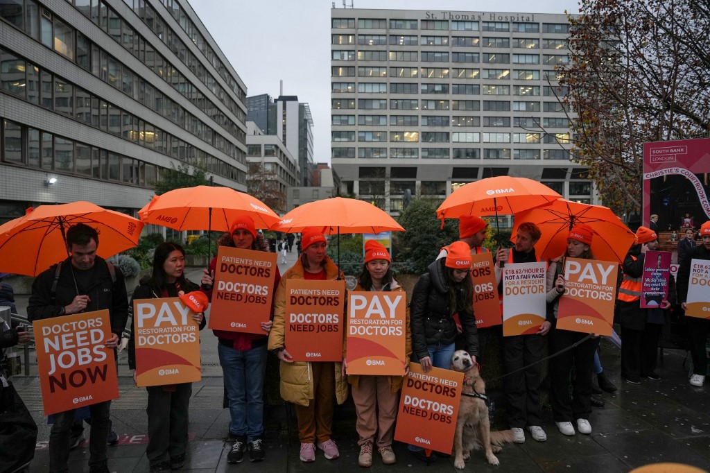 Doctors in England launch strike over pay and jobs