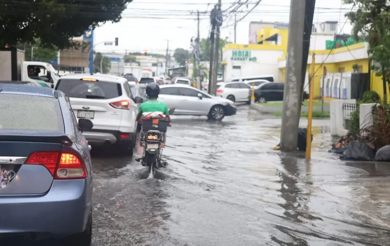 Dominican Republic wakes up “soaked”: rain, thunder and alerts left by the tropical wave