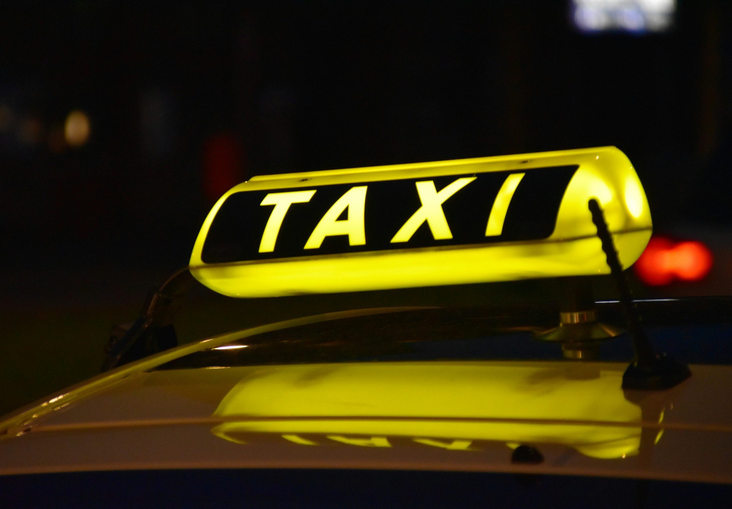 Tourist taxi drivers announce protest against Intrant measures