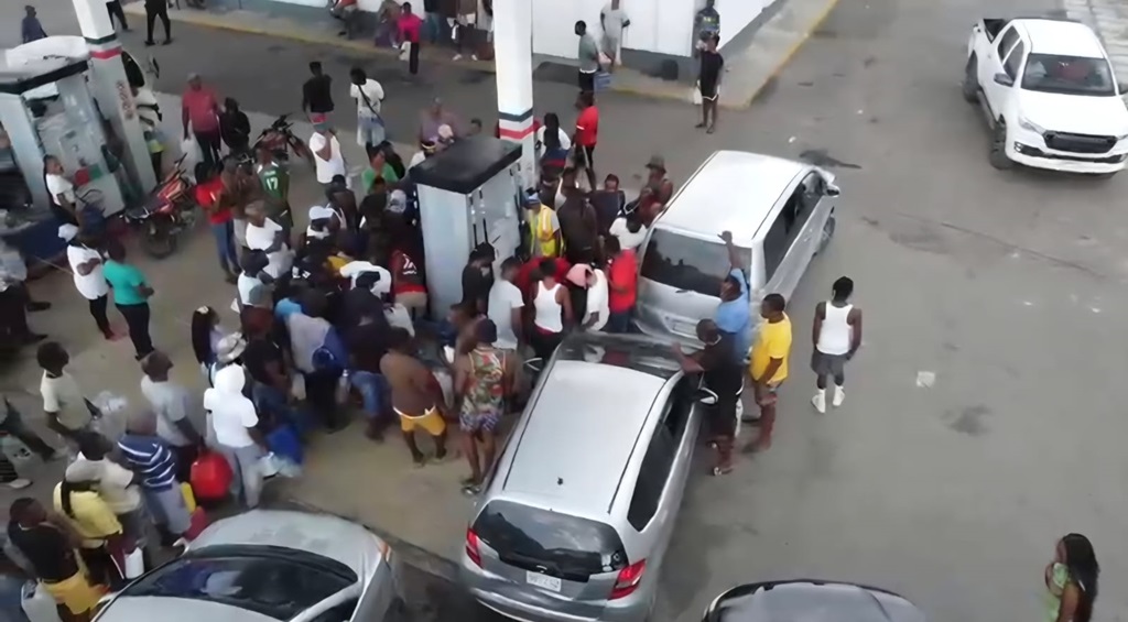 Long lines, short tempers as fuel shortages grip western Jamaica after Hurricane Melissa