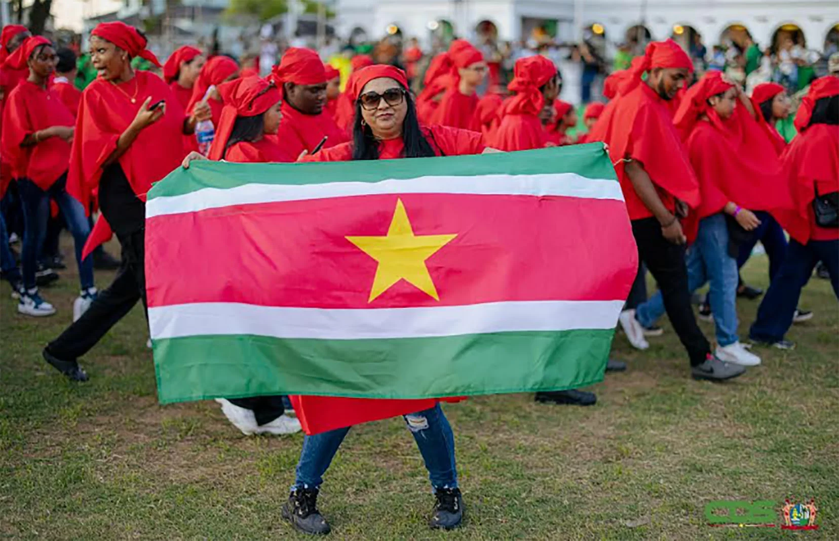 Jongeren herbeleven 50 jaar onafhankelijkheid met historische vlagchoreografie