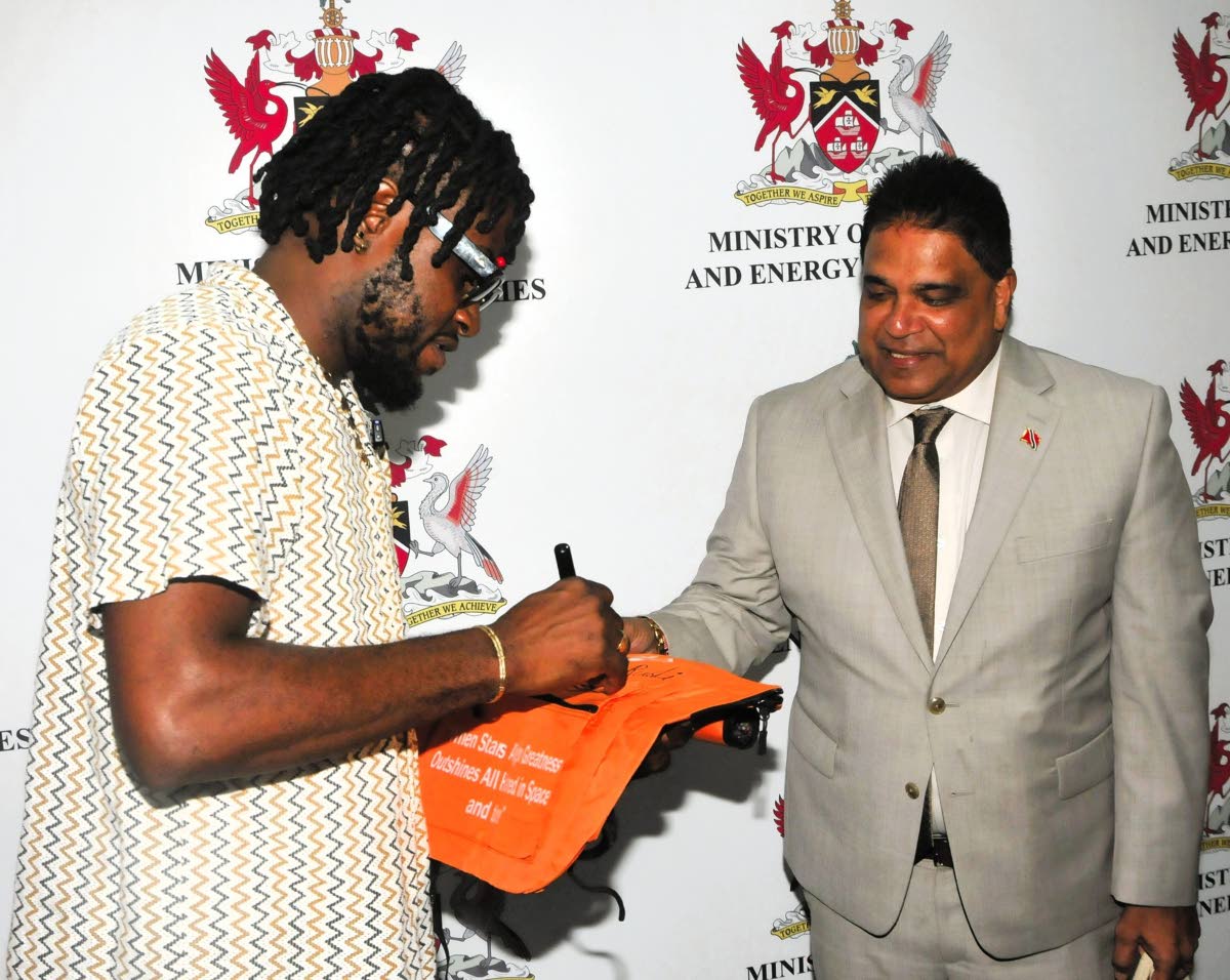 Grenadian singer Muddy pays courtesy calls on local ministers
