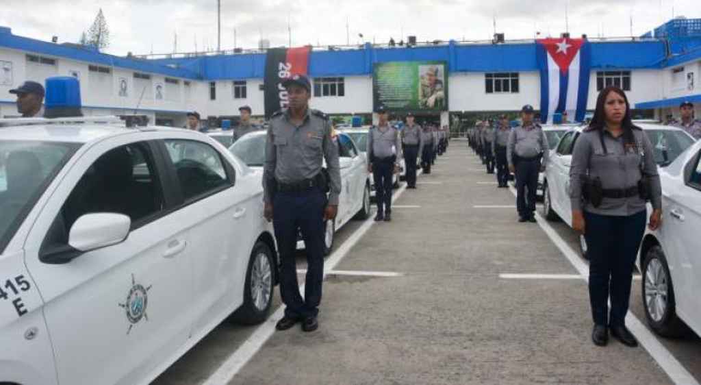 Cuban authorities congratulate the National Revolutionary Police