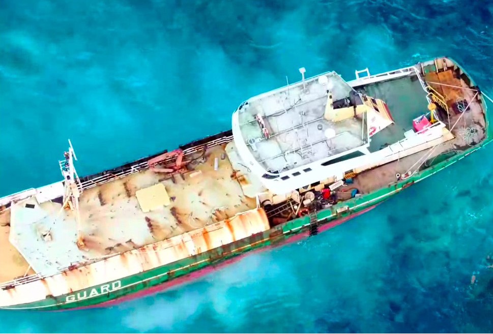 Ghost ship threatens reef as inclement weather stalls removal