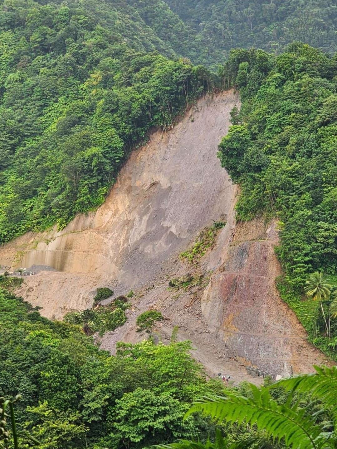 Massive landlslide in Pichelin completely blocks off river