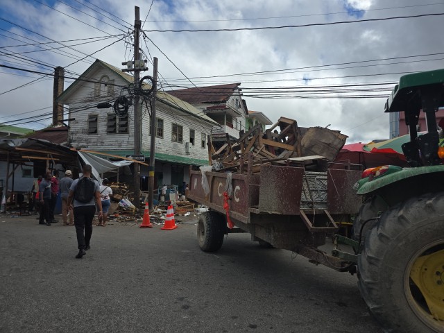 City admin removes vendors outside Yhip’s Bakery, plans afoot to move all vendors on Robb Street
