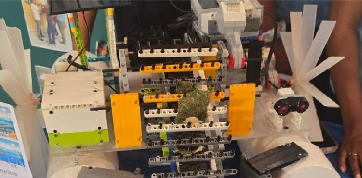 Students invent boat to collect sargassum