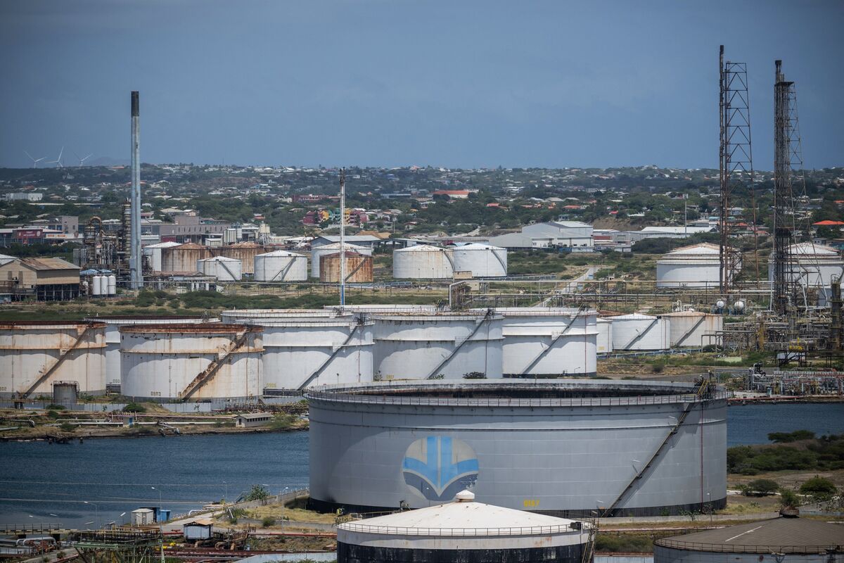 Venezuelan crude oil offloads at Caribbean hubs