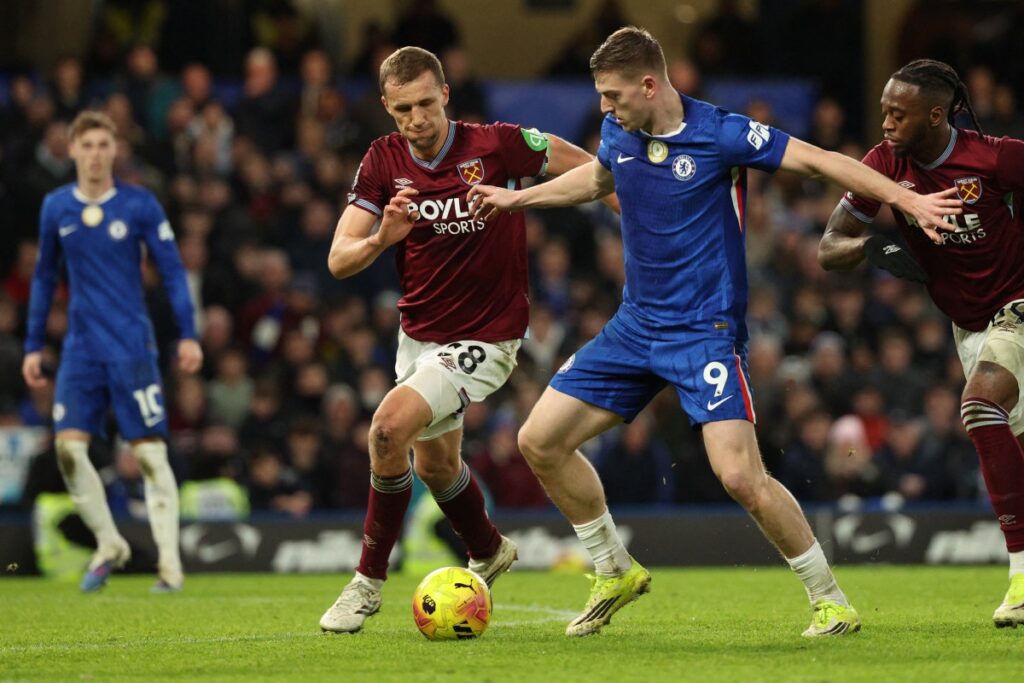 Arsenal stretch Premier League lead, Chelsea fightback breaks West Ham hearts