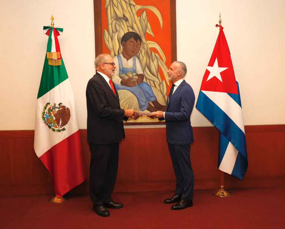 Cuban ambassador to Mexico presents copies of style