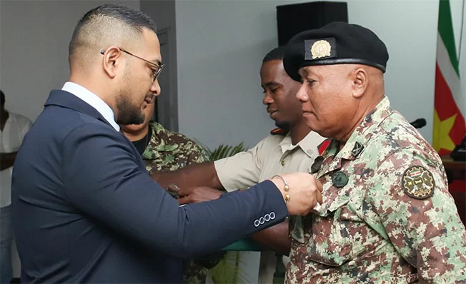 42 militairen bevorderd; uitvoering defensiebeleid