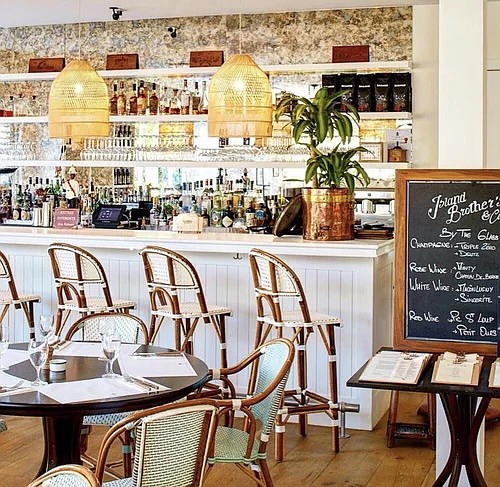 Heroic worker tackles armed man in brazen robbery