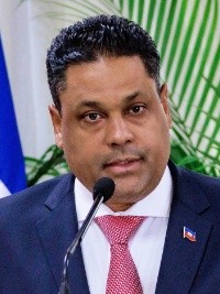 Politic : Transfer of power and speech by Laurent Saint-Cyr (video)