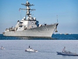 Security : An American warship in the bay of Port-au-Prince