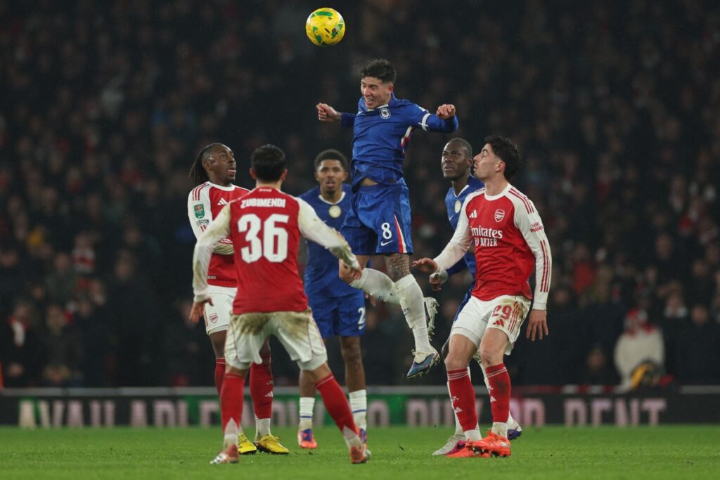 Arsenal sink Chelsea to reach League Cup final