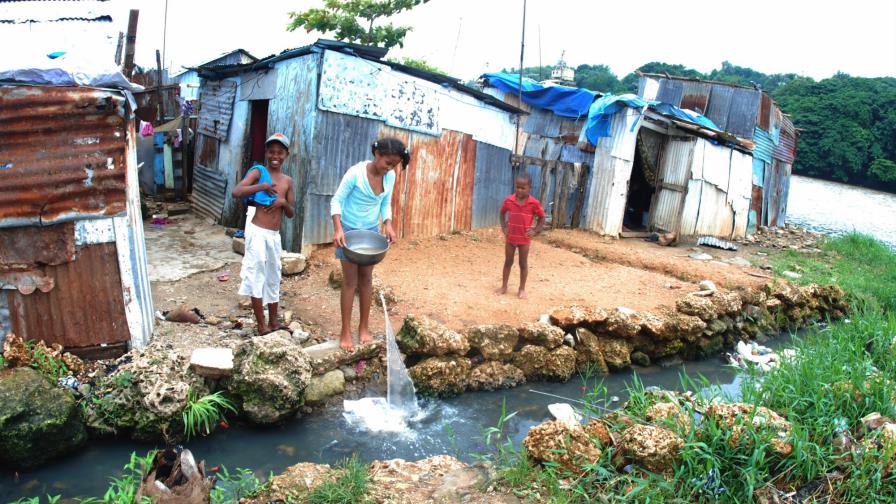 Dirt floors, the reality that the Dominican Republic wants to leave in the past