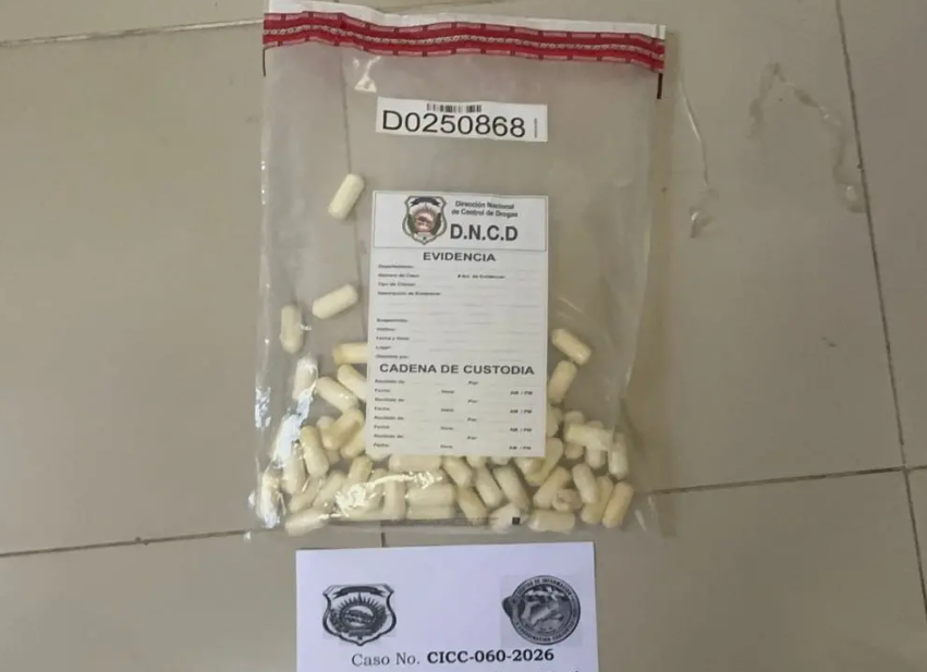 Spanish man caught smuggling 77 drug capsules at Las Américas Airport