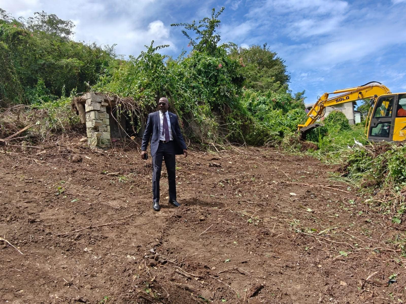 MP Makes Good on Promise to Clear Bushes in Grays Hill After Residents Raise Safety Concerns