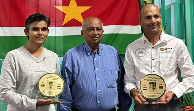 Onderscheiding voor Bhiesnoe Gopal en Ranu Abhelakh