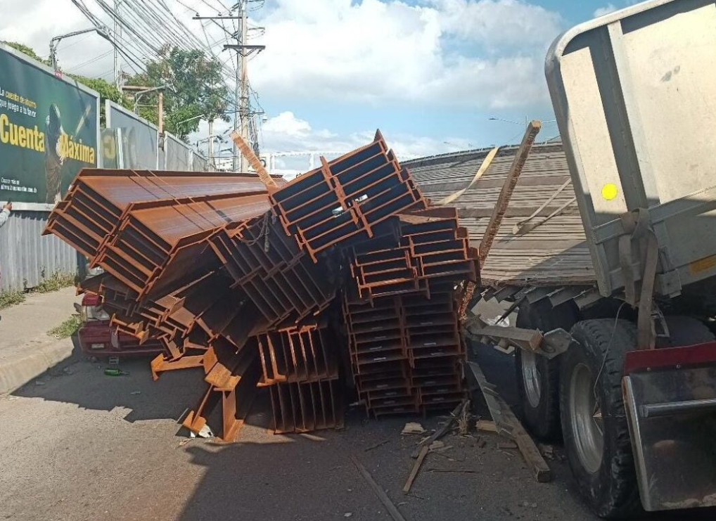 Truck overturns on Duarte Highway, causing heavy traffic