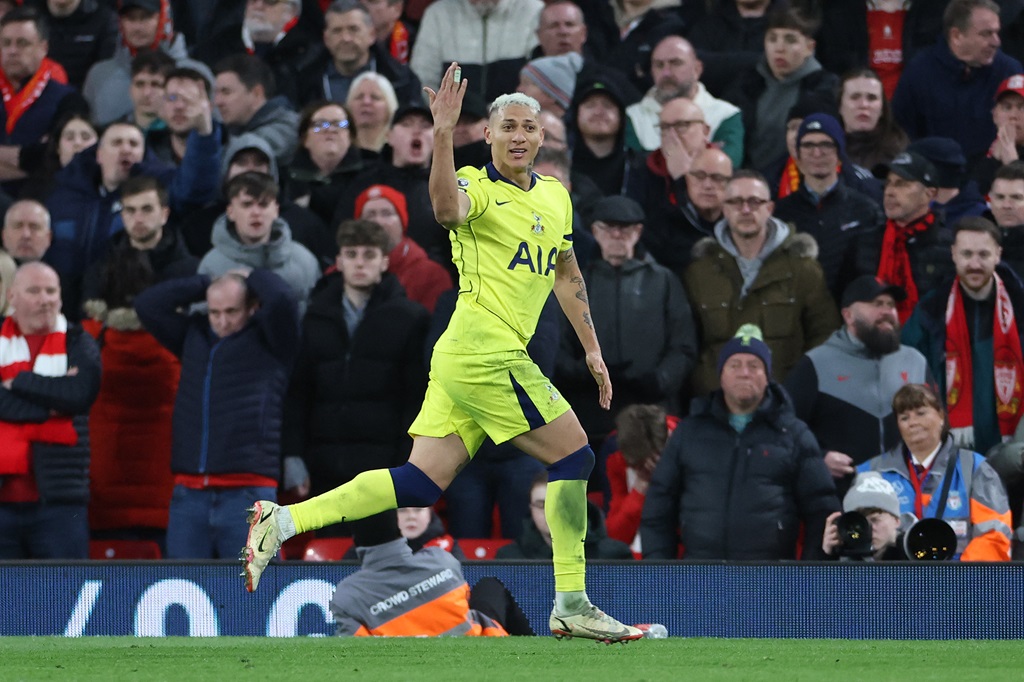 Spurs strike late to stun Liverpool, end losing streak