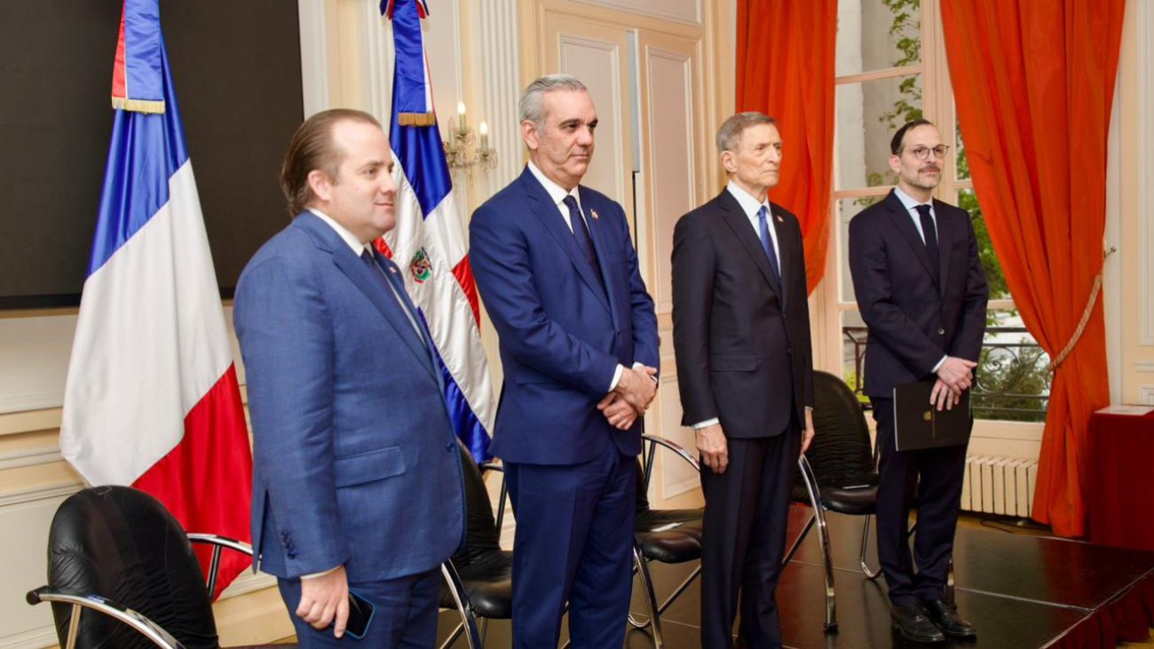 Abinader meets Dominican diaspora in Paris, proposes INDEX office