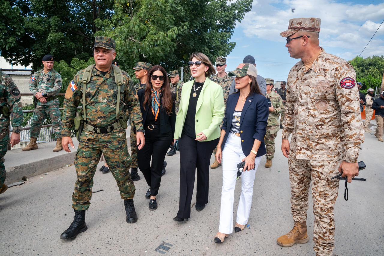 Defense Minister and U.S. Ambassador tour Dajabón border