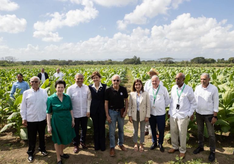 Vice President Peña, U.S. Ambassador tour Dominican tobacco industry