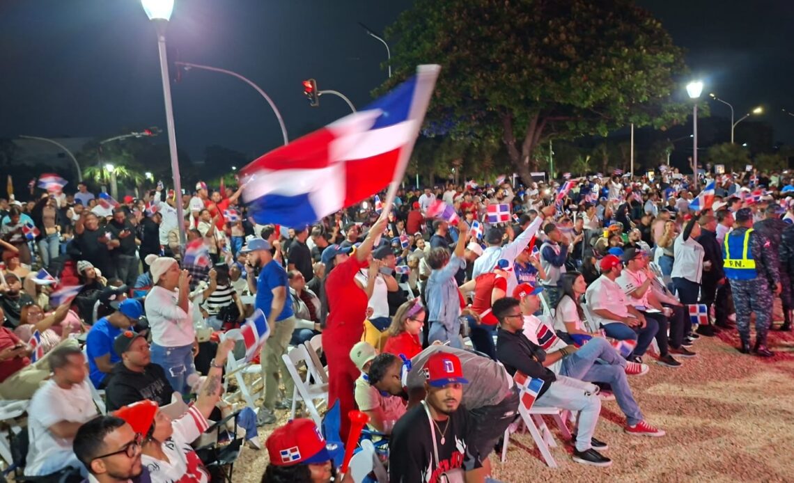 Crowd filled Malecón to cheer baseball teams in World Baseball Classic