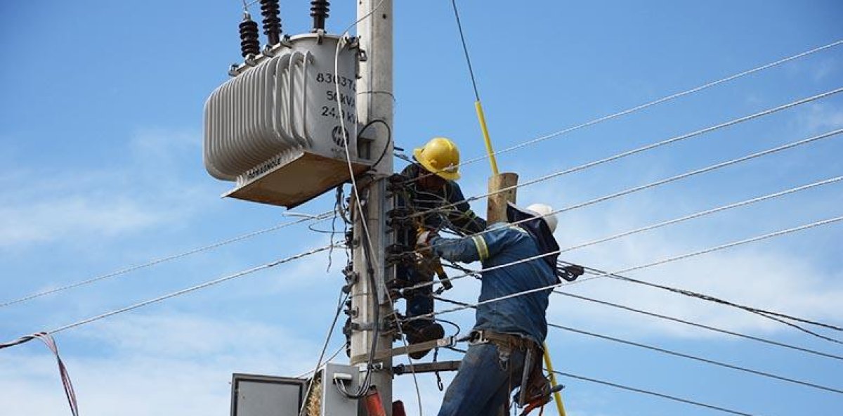 Which areas of the National District and the East will experience power outages this weekend?
