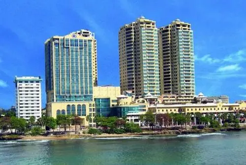 Malecón Center: detached cornice was non-structural