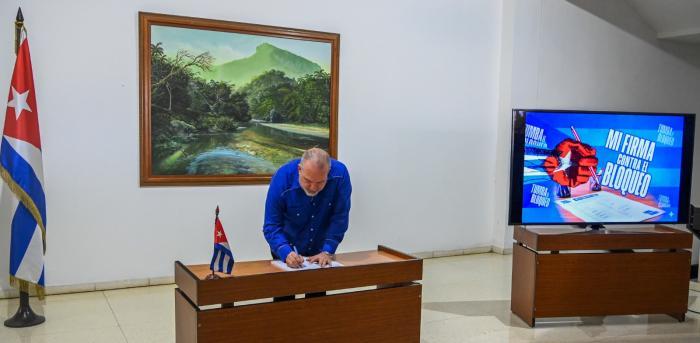 Like a rifle, the pen at the ready for the Fatherland