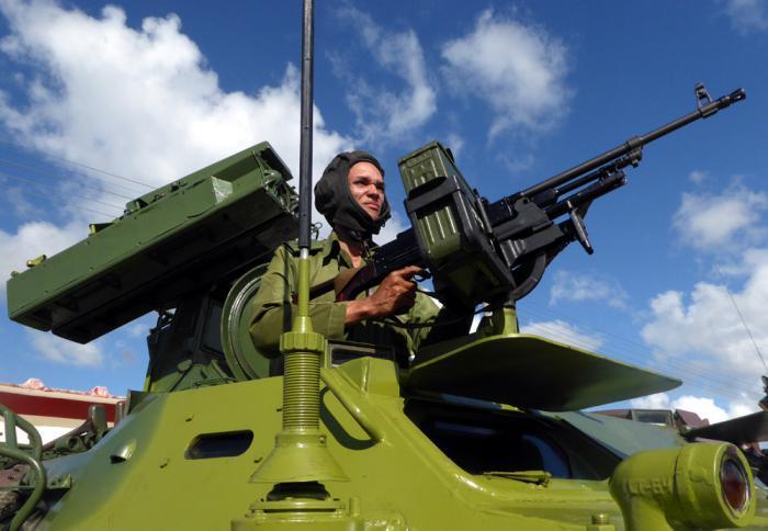 Raúl congratulates the Eastern Army on its 65th Anniversary