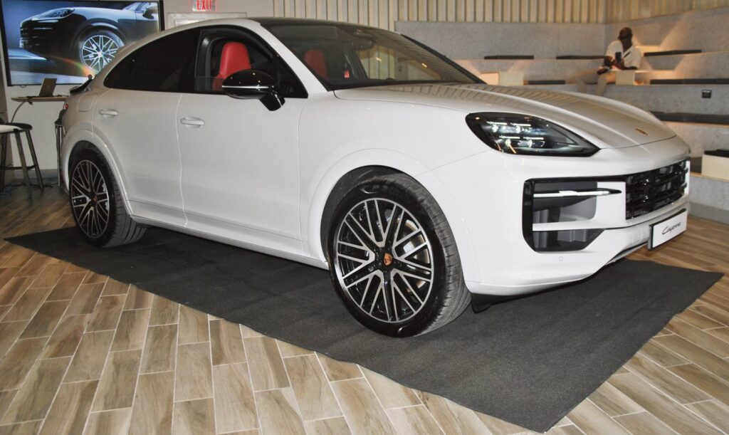 Porsche Cayenneback in black