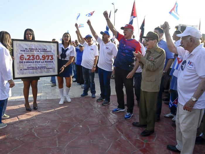 The people, together with Raúl, made history once again