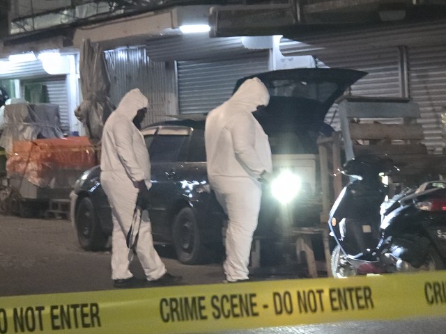 Robber shot after grabbing cash from America Street money changer