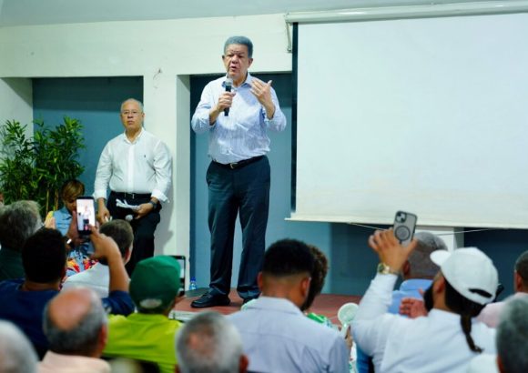 Leonel Fernández urges Dominican government to lower fuel prices as oil prices fall