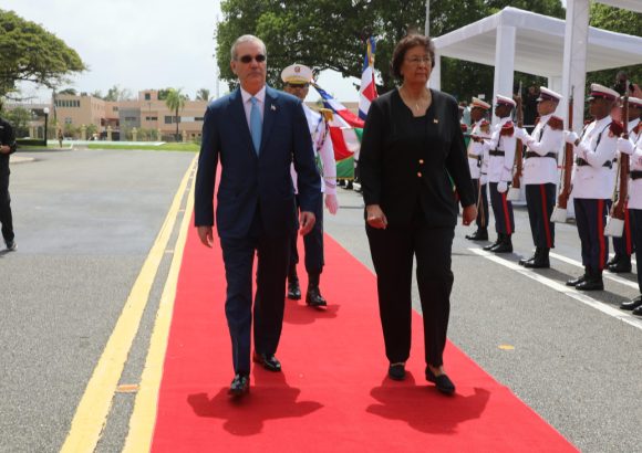 Abinader receives Suriname President at the National Palace