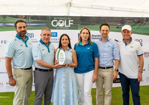 The La Romana Golf Tournament paid tribute to Deyanira Pappaterra of Banreservas
